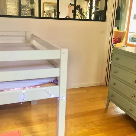 Spacious And Quiet In The Heart Of Apartment Paris